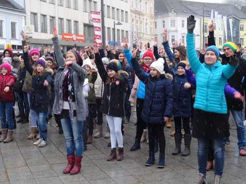 500 Menschen tanzten bei One Billion Rising 2018