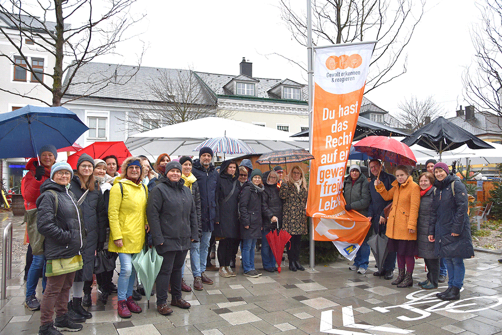 „Frei leben – ohne Gewalt“ – Fahnenaktion 2024 am Amstettner Hauptplatz