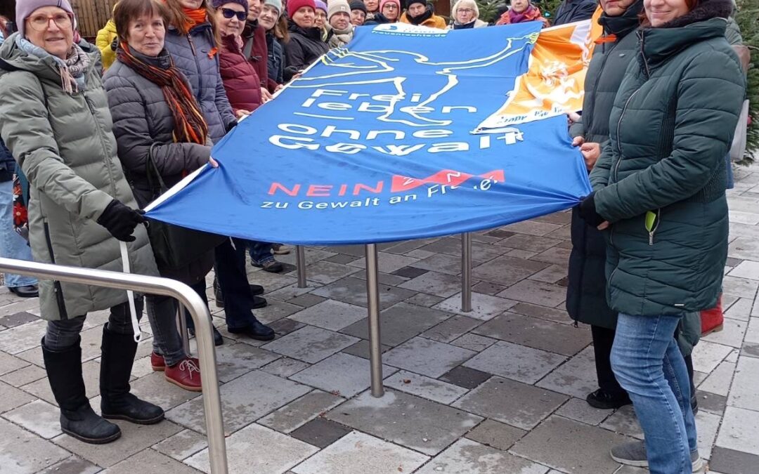 „Frei leben – ohne Gewalt“ – Fahnenaktion 2025 am Amstettner Hauptplatz